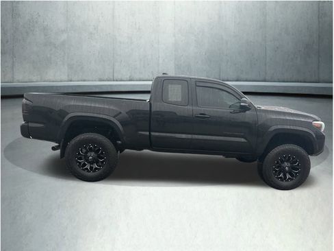 Used 2018 Toyota Tacoma TRD Sport w/ Technology Package image 6