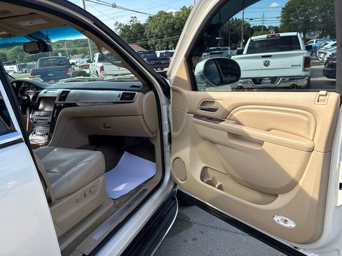 Used 2011 Cadillac Escalade 4WD Hybrid image 43