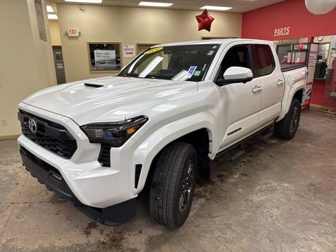 Used 2024 Toyota Tacoma TRD Sport w/ TRD Sport Premium Package AWD/4WD image 3