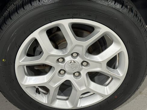 Used 2016 Jeep Renegade Latitude w/ Cold Weather Group image 8