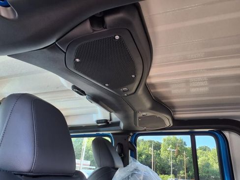 New 2025 Jeep Gladiator High Tide image 5