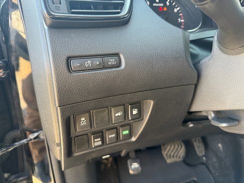 Used 2018 Nissan Rogue SV image 10