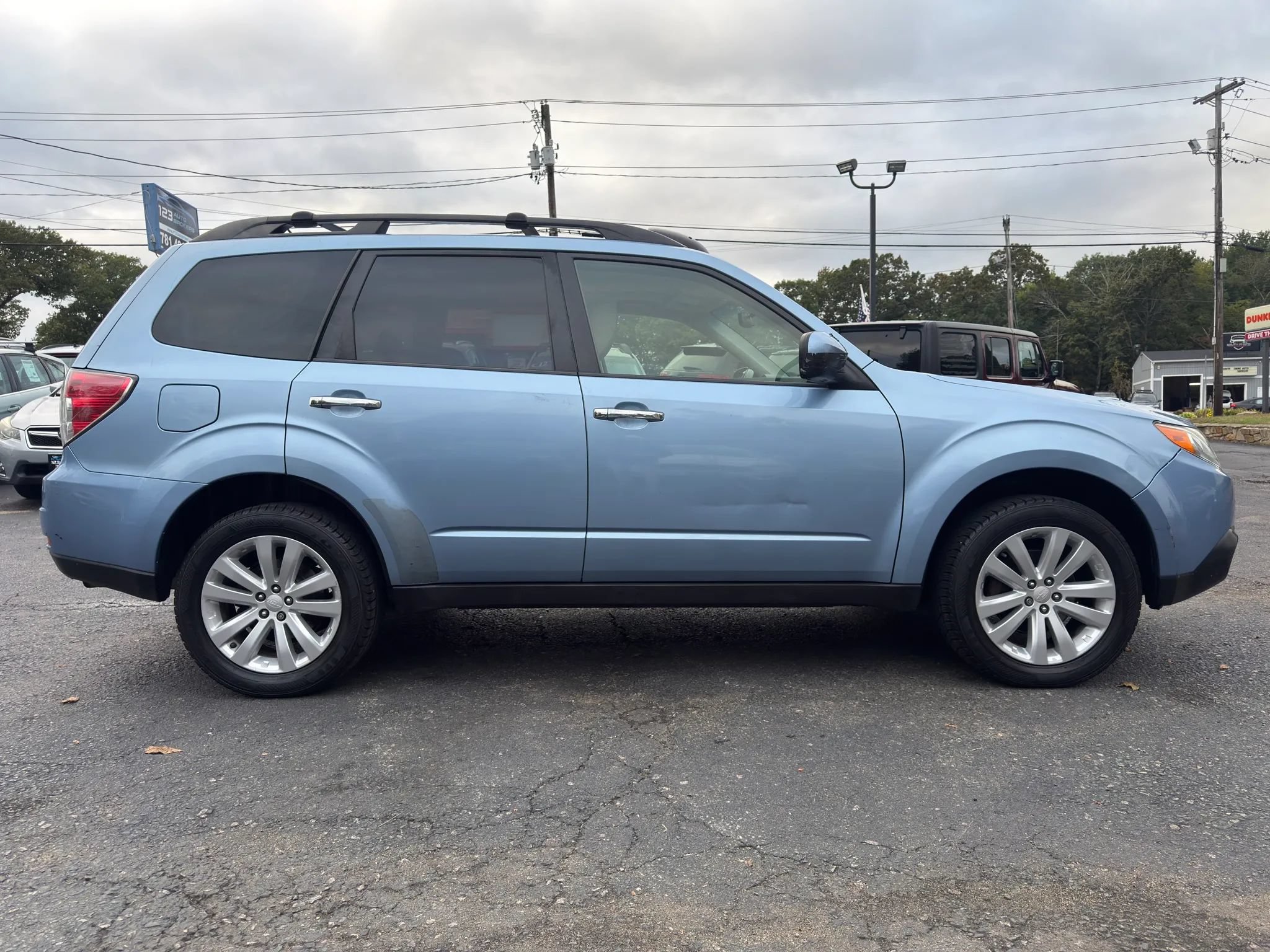 Used 2011 Subaru Forester 2.5X Premium w/ All-Weather Pkg AWD/4WD image 8