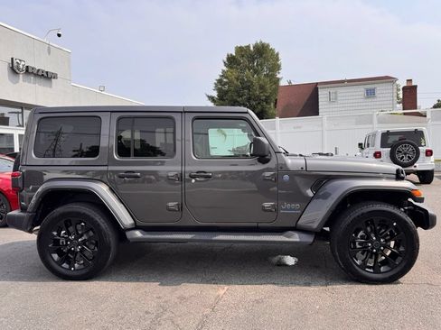 Used 2025 Jeep Wrangler Unlimited Sahara AWD/4WD image 8