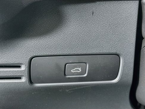 Used 2023 Volvo XC40 B4 Ultimate FWD image 17
