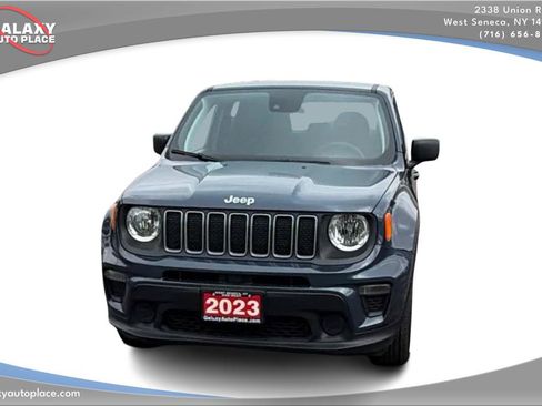 Used 2023 Jeep Renegade Latitude AWD/4WD image 2