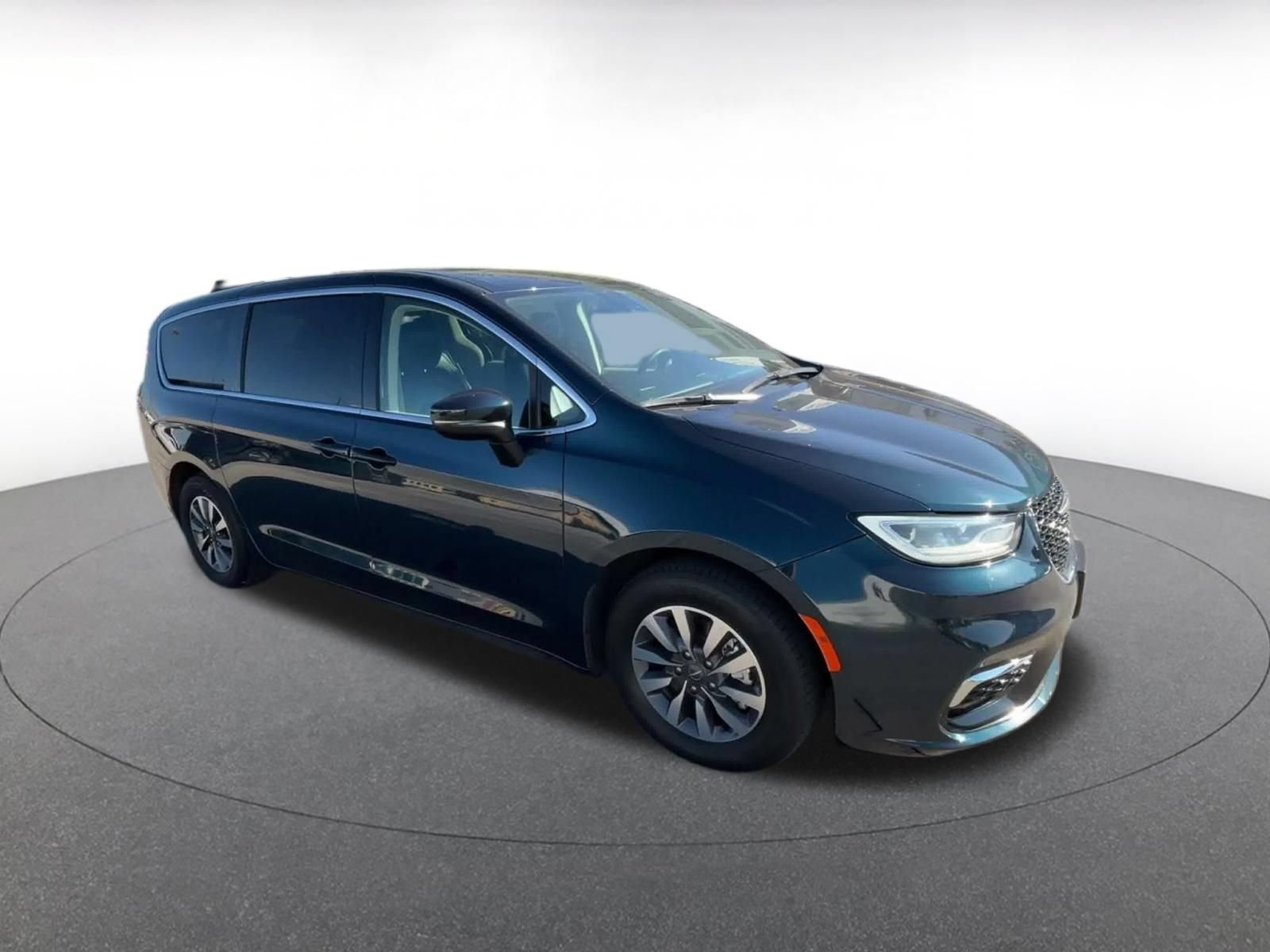 Used 2023 Chrysler Pacifica Touring-L FWD image 2