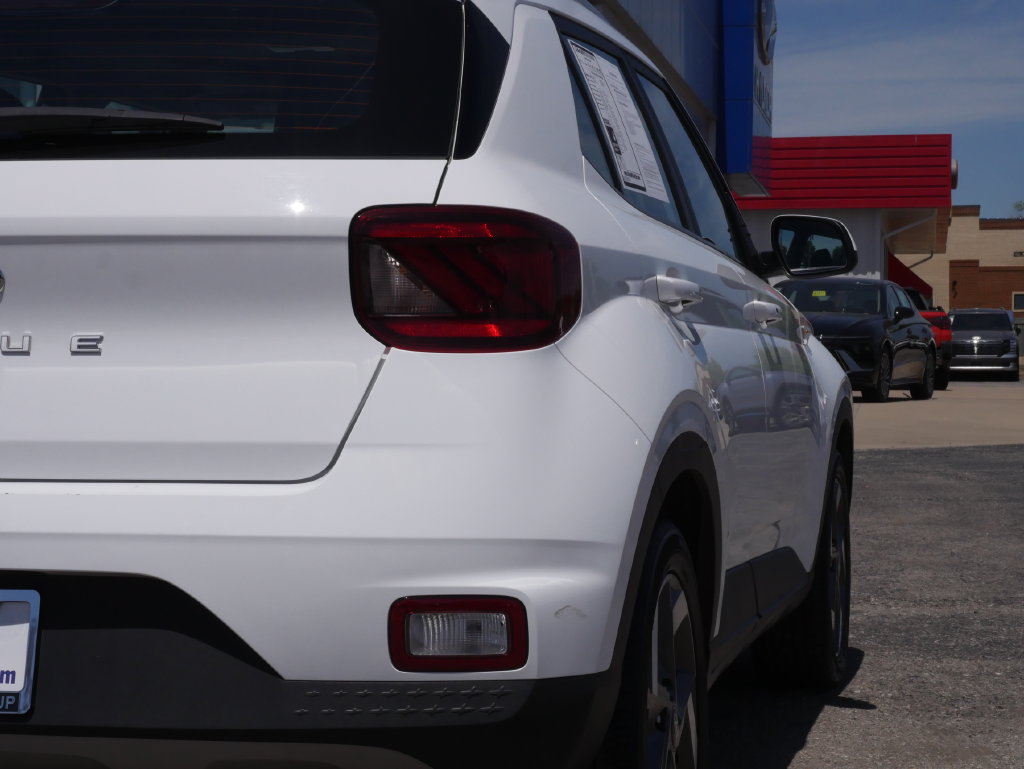 Used 2025 Hyundai Venue SEL FWD image 19