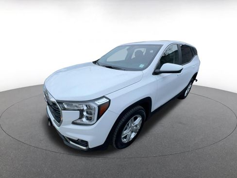 Used 2024 GMC Terrain SLE image 3