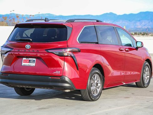 Used 2023 Toyota Sienna XLE image 5