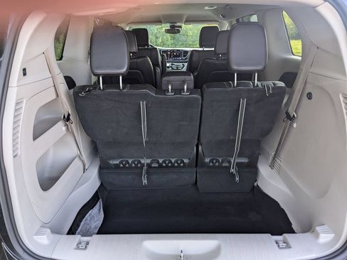 Used 2023 Chrysler Pacifica Touring-L FWD image 39