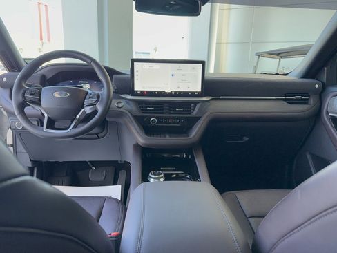 Used 2025 Ford Explorer Platinum image 30