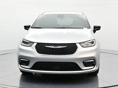 New 2026 Chrysler Pacifica Select