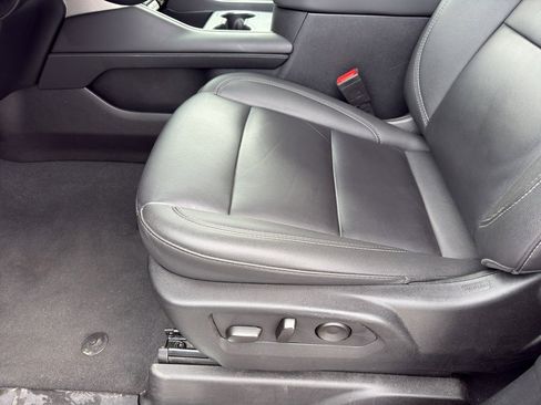 Used 2024 Chevrolet Suburban LT image 12