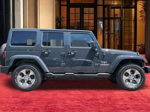 Used 2017 Jeep Wrangler Unlimited Sahara w/ Connectivity Group AWD/4WD image 6