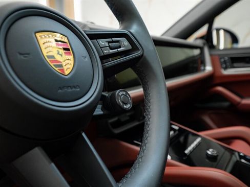 Used 2025 Porsche Cayenne S image 17