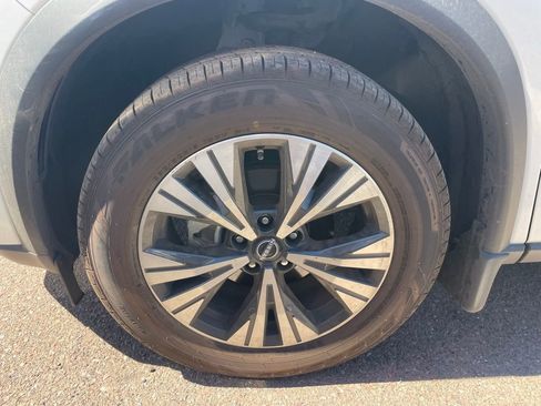 Used 2023 Nissan Rogue SV image 4