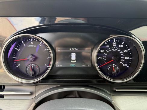 Used 2024 Kia Carnival EX FWD image 27