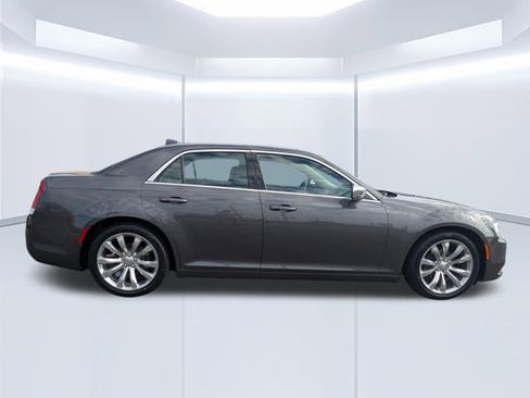 Used 2019 Chrysler 300 Touring w/ Chrome Appearance Package image 3
