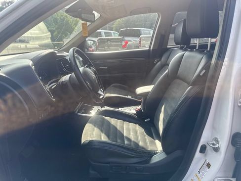 Used 2020 Mitsubishi Outlander SE AWD/4WD image 19