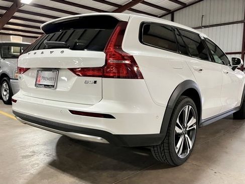 Used 2024 Volvo V60 B5 Cross Country Plus image 3