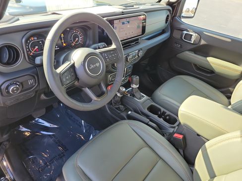 Used 2025 Jeep Gladiator Mojave w/ Convenience Group AWD/4WD image 23