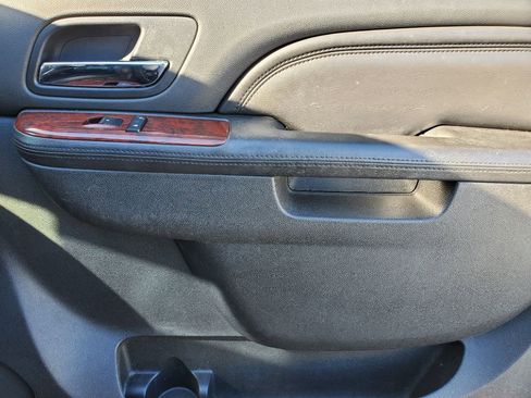 Used 2011 Cadillac Escalade 2WD image 34