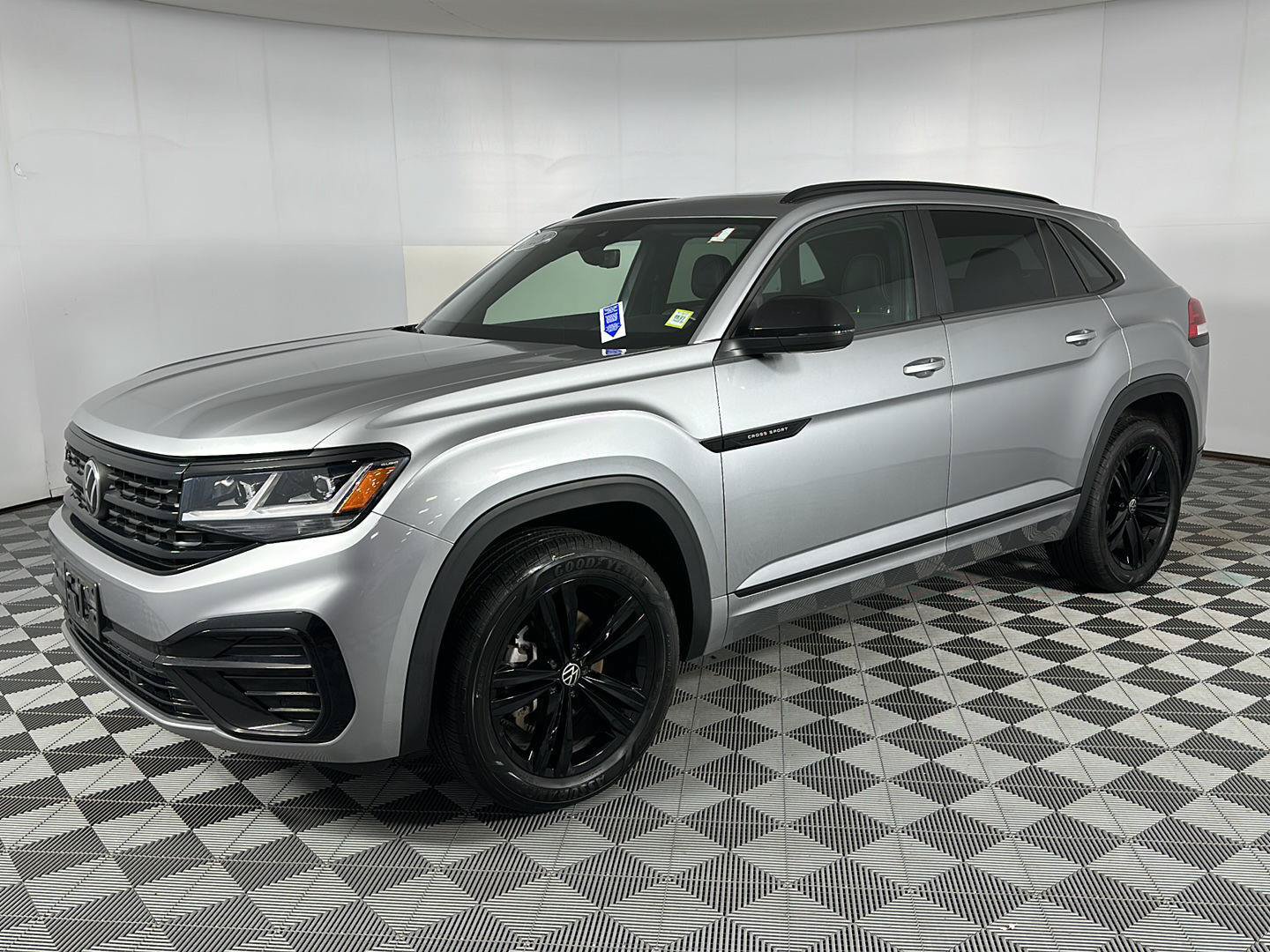 Used 2023 Volkswagen Atlas Cross Sport SEL R-Line AWD/4WD image 7