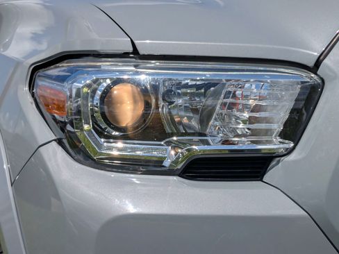Used 2021 Toyota Tacoma TRD Sport w/ Technology Package AWD/4WD image 10