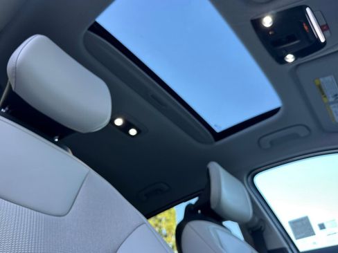 Used 2025 Kia Niro EX Touring image 14