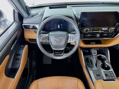 Used 2024 Toyota Highlander Platinum image 19