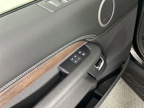 New 2025 Land Rover Discovery Dynamic SE image 10