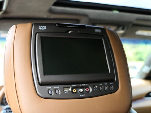 Used 2017 Cadillac Escalade ESV Platinum RWD image 38