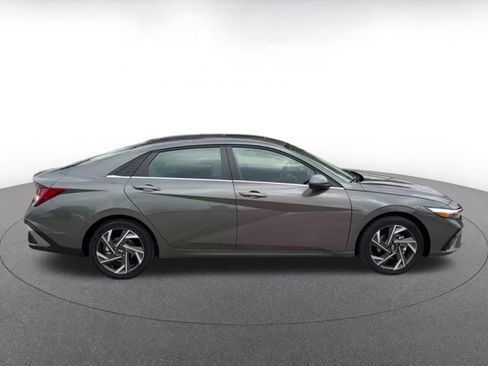 Used 2025 Hyundai Elantra Limited image 16