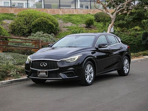 Used 2017 INFINITI QX30 image 3