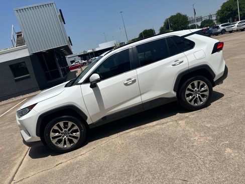 Used 2020 Toyota RAV4 XLE Premium FWD image 6