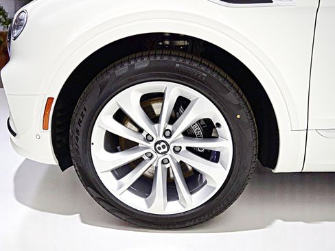 New 2025 Bentley Bentayga Plug-In Hybrid image 47