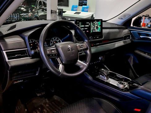 Used 2025 Mitsubishi Outlander ES image 13