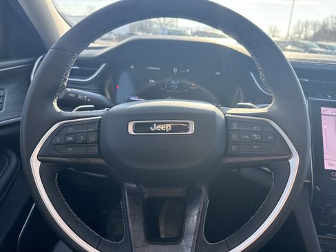 Used 2023 Jeep Grand Cherokee Limited w/ Luxury Tech Group II image 18