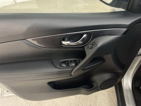 Used 2019 Nissan Rogue SV image 40