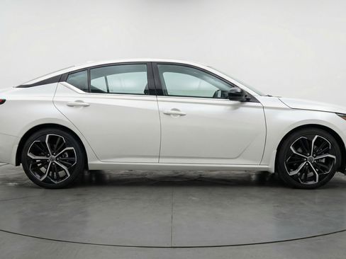 Used 2025 Nissan Altima 2.5 SR image 11