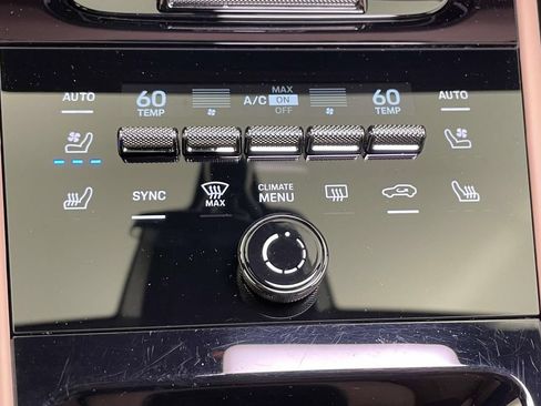 Certified 2024 Porsche Cayenne AWD/4WD image 32