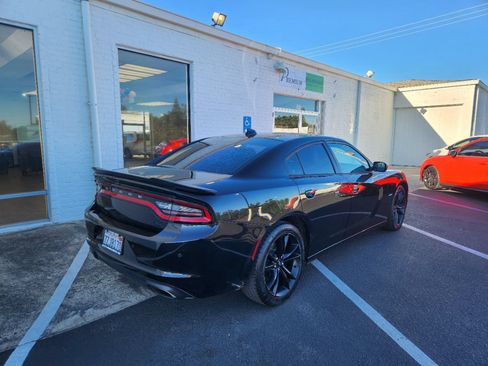 Used 2017 Dodge Charger R/T w/ Plus Group RWD image 5