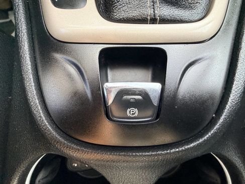 Used 2014 Jeep Cherokee Limited w/ Luxury Group image 16