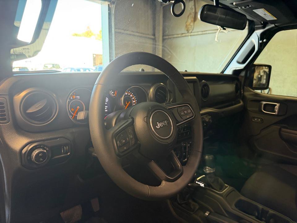 Used 2023 Jeep Gladiator Sport AWD/4WD image 34