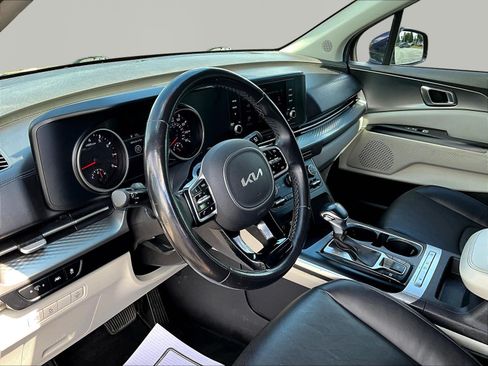 Used 2022 Kia Carnival LX FWD image 17