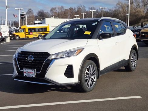 Used 2021 Nissan Kicks SV image 7