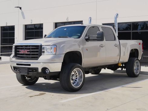 Used 2009 GMC Sierra 2500 SLT w/ SLT Convenience Package image 4