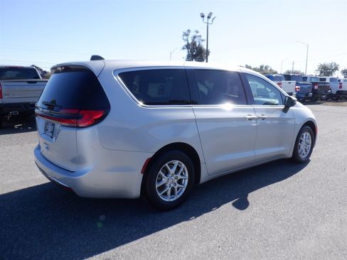 Used 2023 Chrysler Pacifica Touring-L image 2