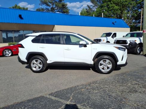 Used 2021 Toyota RAV4 LE AWD/4WD image 2